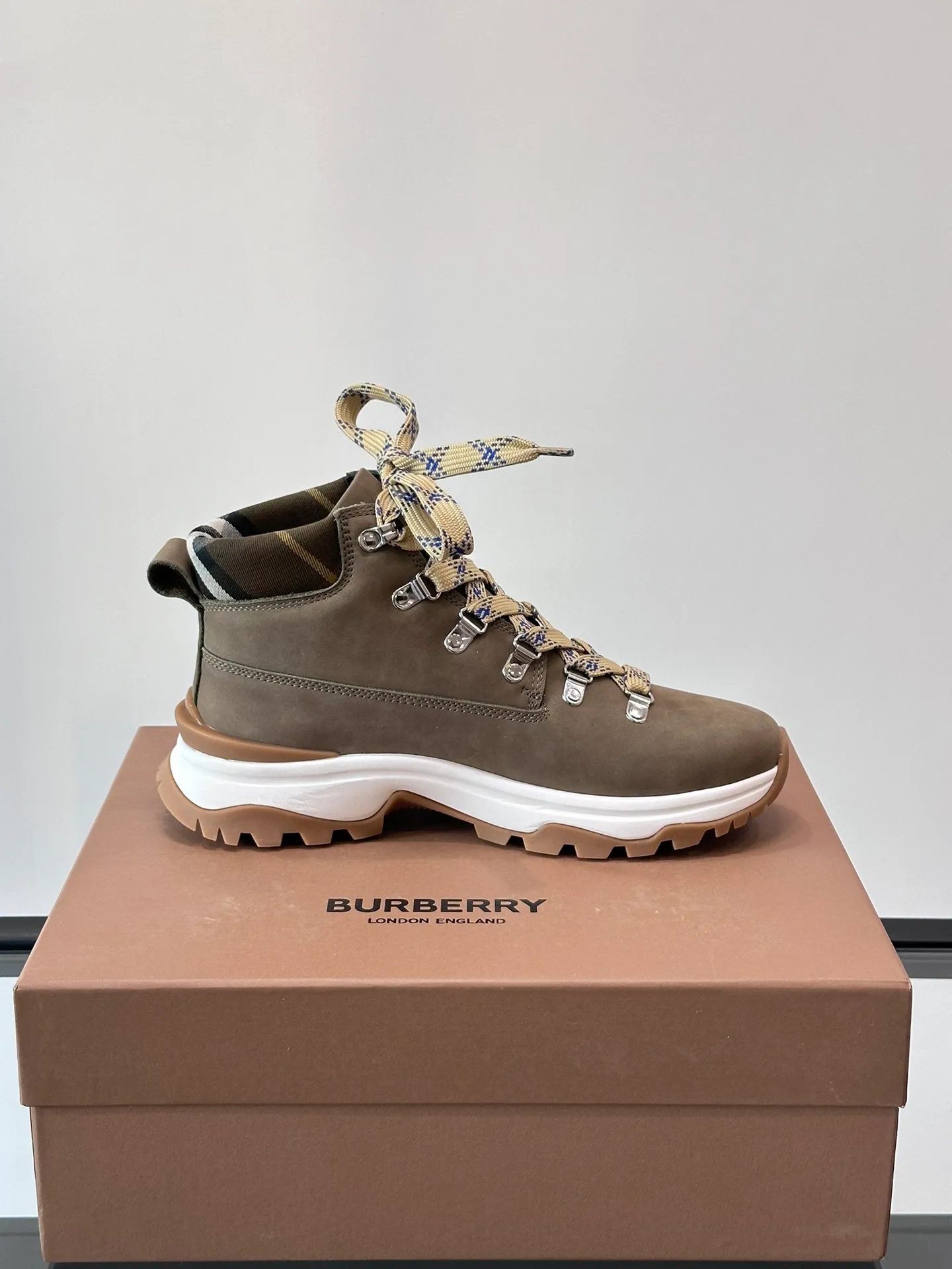 Men's shoes 💰800 ◾️▫️Burberry 2024🆕Ss men's classic high-top thick-soled sneakers, made of first-grain cowhide and decorated with the new brand logo. First-layer cowhide foot pads, the heel is decorated with Burberry lettering embossed logo, and the original TPU outsole!  Size: 39-44 (customized at 38.45)